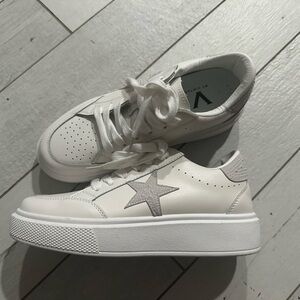 Vintage Havana Women's Cream and Gold Sneakers